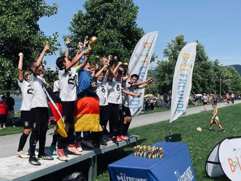 Mehrere Kinder freuen sich darüber, dass sie in Fußball gewonnen haben