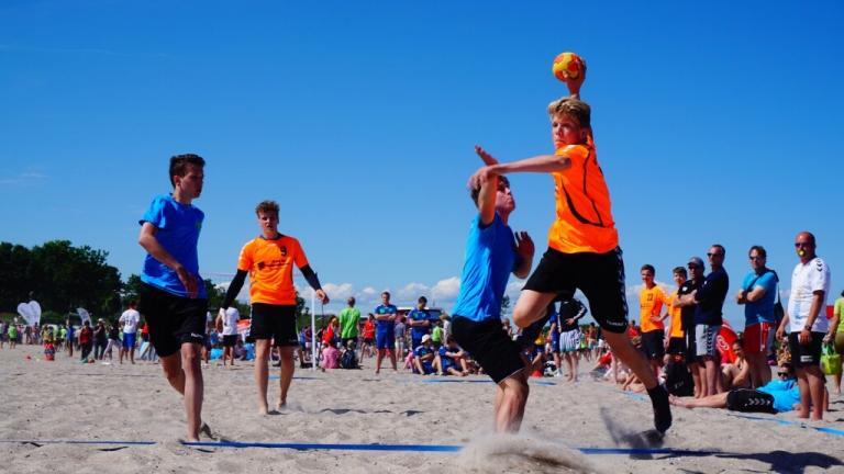 Handbalwedstrijd bij de Beach Handball Cup