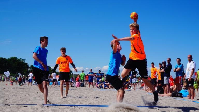 Partido de balonmano en la Copa de Balonmano Playa