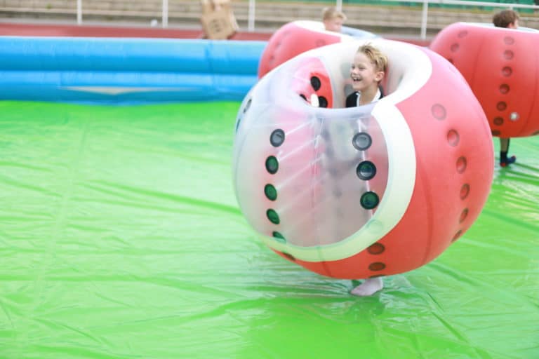 Fußballturnier bei den Ballfreunden-viel Spaß auch Abseits der Plätze beim Bubble Soccer