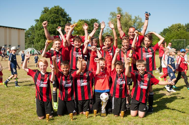 D-ungdomsholdet vinder den internationale fodboldturnering - holdfoto