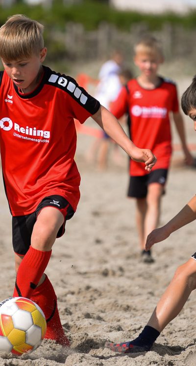 Beachsoccer-turnering av Ballfreunde spillscene - god dribling