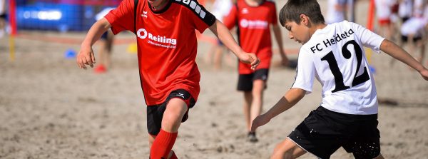 Beachsoccer-turnering av Ballfreunde spelscen - bra dribbling