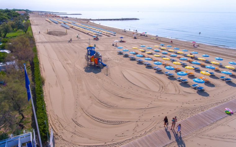 Coupe de beach handball en Italie - Belle et grande plage de sable fin