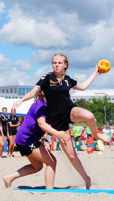 BeachHandball_Cup_Two_Competitions_in_Jump Duelli difficili nella Coppa di pallamano da spiaggia