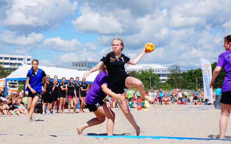 BeachHandball_Cup_Two_Competitions_in_Jump Duelli difficili nella Coppa di pallamano da spiaggia