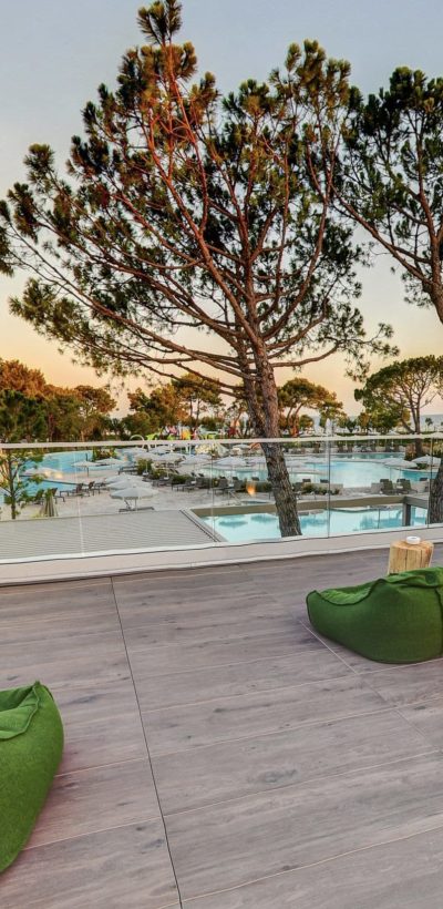 Copa de Balonmano Playa en Italia - Vista de la zona de la piscina y el mar