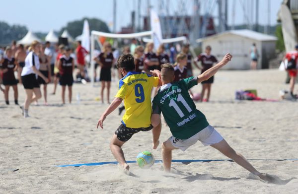 Coppa da calcio da spiaggia_umido_due gambe Beachsoccer Cup in umido, duelli sulla bella spiaggia di sabbia