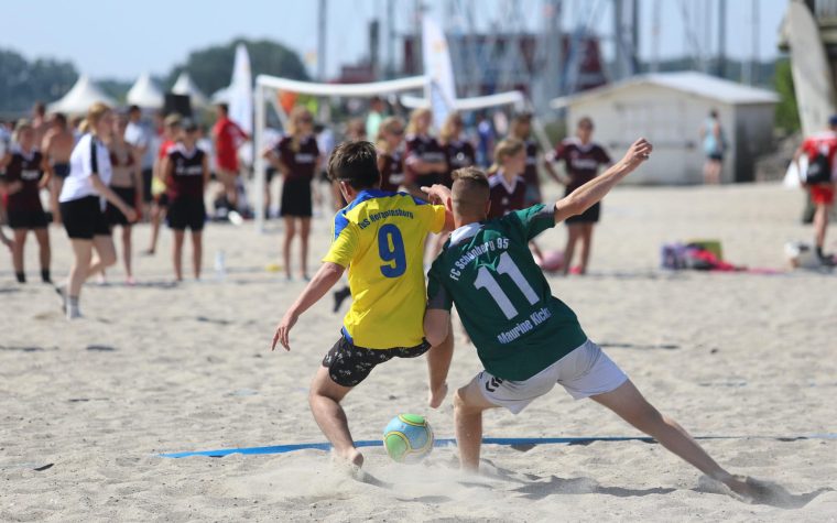 Coppa da calcio da spiaggia_umido_due gambe Beachsoccer Cup in umido, duelli sulla bella spiaggia di sabbia
