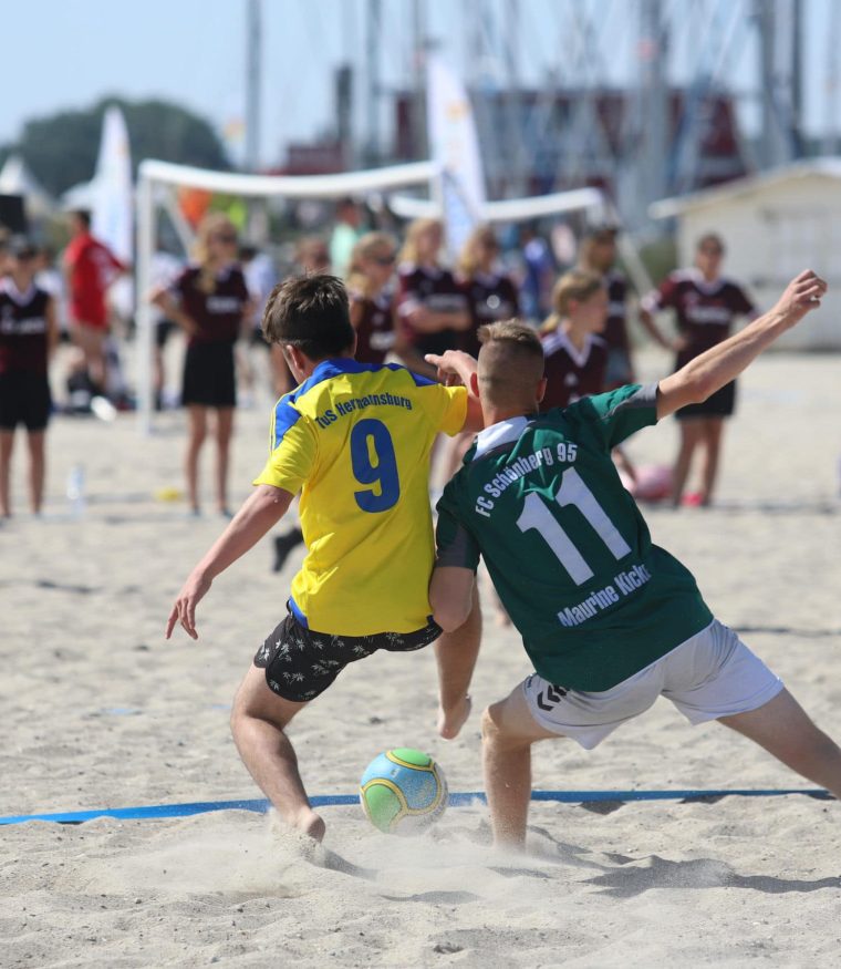 Beachsoccer Cup in Damp, Zweikämpfe am wunderschönen Sandstrand