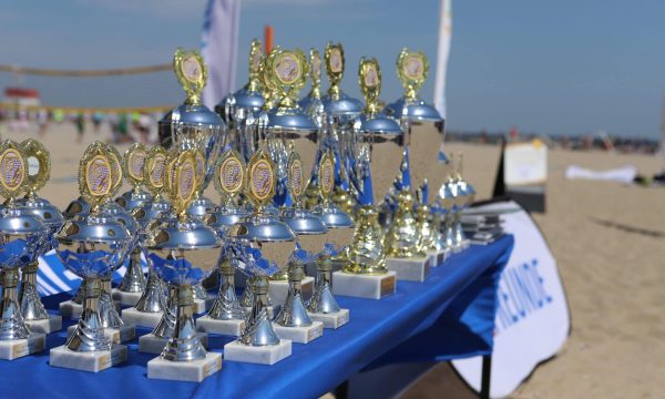 Beachsoccer Cup in Damp, de prijsuitreiking met trofeeën voor elk team
