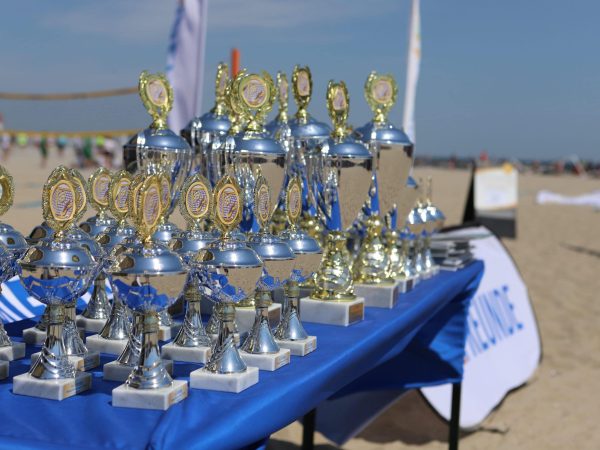 Beachsoccer Cup à Damp, la cérémonie de remise des prix avec des trophées pour chaque équipe