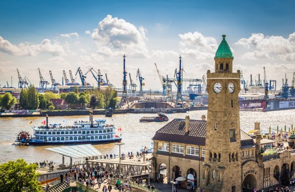 Voetbaltoernooi in Hamburg met bezoek aan de haven van Hamburg