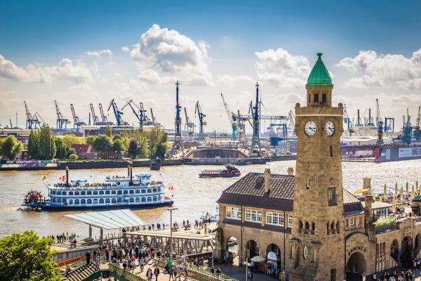 Voetbaltoernooi in Hamburg met bezoek aan de haven van Hamburg