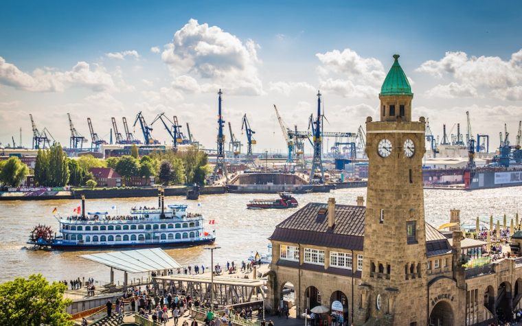 Voetbaltoernooi in Hamburg met bezoek aan de haven van Hamburg
