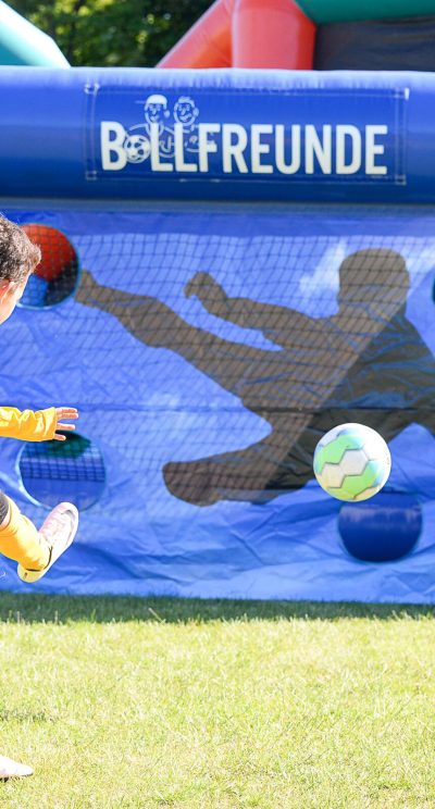 Tiro al arco con un balón de fútbol en un torneo de Amigos del Balón