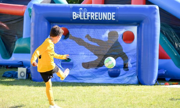 Tiro in porta a muro con un pallone da calcio in un torneo di Ball Friends