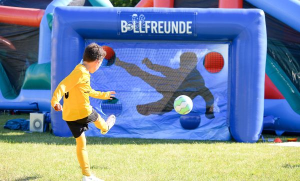 Torwandschießen mit einem Fußball auf einem Turnier der Ballfreunde