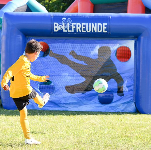 Torwandschießen mit einem Fußball auf einem Turnier der Ballfreunde