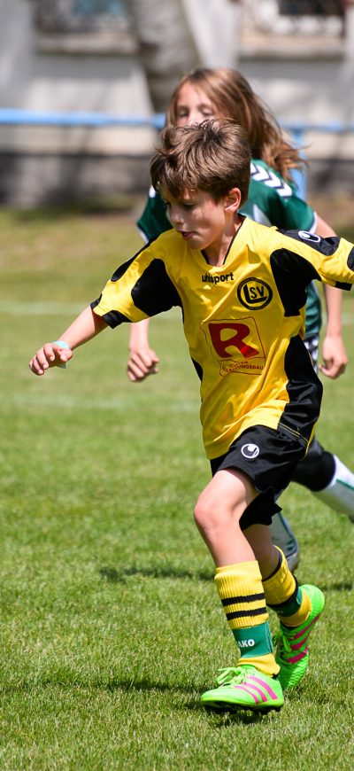 Fussballturnier_Spielszene_Ballannahme Junge nimmt den Fußball auf einem Turnier der Ballfreunde an