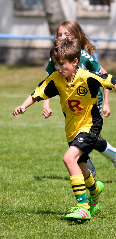 Fussballturnier_Spielszene_Ballannahme Junge nimmt den Fußball auf einem Turnier der Ballfreunde an