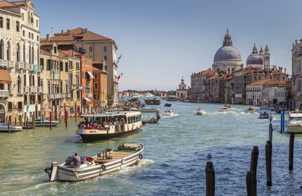 Fußball Turnier in Italien erleben und mit dem Boot durch Venedig fahren