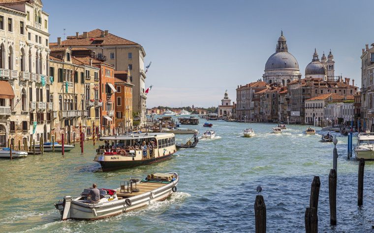Fußball Turnier in Italien erleben und mit dem Boot durch Venedig fahren