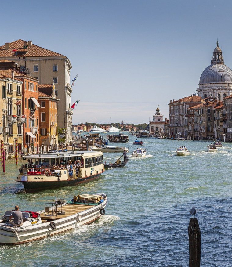 Oplev fodboldturneringen i Italien og rejs gennem Venedig med båd