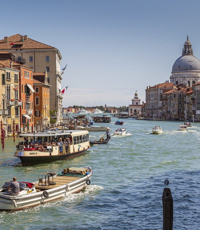 Viva el torneo de fútbol en Italia y recorra Venecia en barco