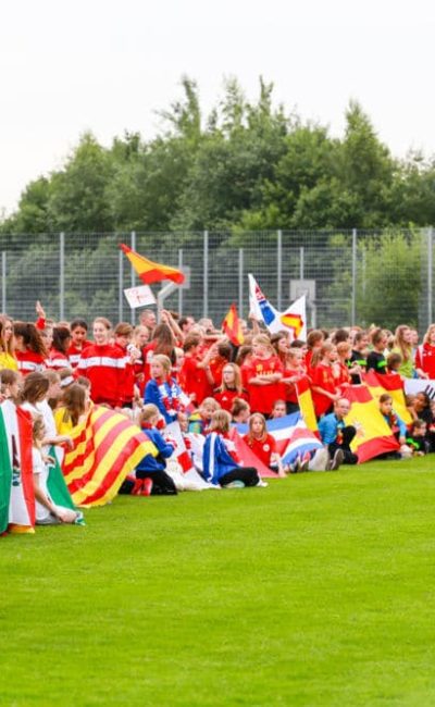 Openingsceremonie met de Laolagolf op het internationale voetbaltoernooi