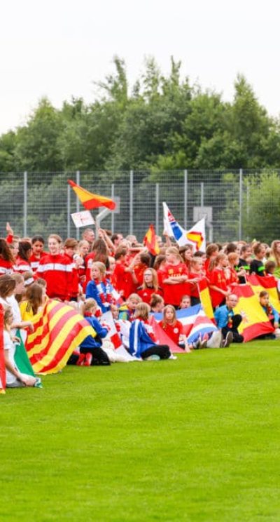 Internationale_voetbal_toernooien_Laola_Welle_Opening_ceremonie Openingsceremonie met de Laolagolf op het internationale voetbaltoernooi