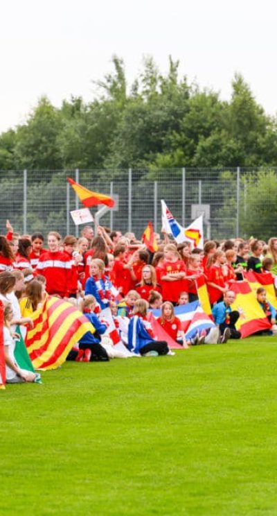 Ceremonia otwarcia z falą Laola na międzynarodowym turnieju piłki nożnej