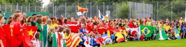 Openingsceremonie met de Laolagolf op het internationale voetbaltoernooi