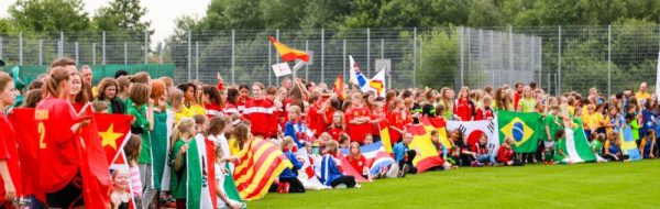 Openingsceremonie met de Laolagolf op het internationale voetbaltoernooi