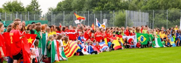 Openingsceremonie met de Laolagolf op het internationale voetbaltoernooi