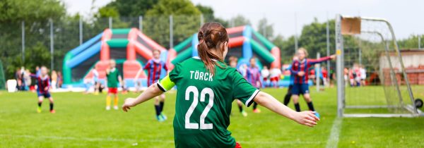 Internationale Fußballturniere für Juniorinnen, Eckball