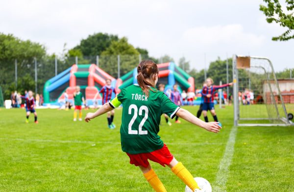 Internationale_Fussballturniere_Mädchen_Eckball Internationale Fußballturniere für Juniorinnen, Eckball
