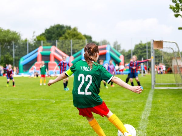 Internationale_Fussballturniere_Mädchen_Eckball Internationale Fußballturniere für Juniorinnen, Eckball