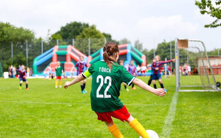 Internationaal_Voetbal_Toernooien_meisjes_Hoekbal Internationale voetbaltoernooien voor meisjes junioren, Corner Ball