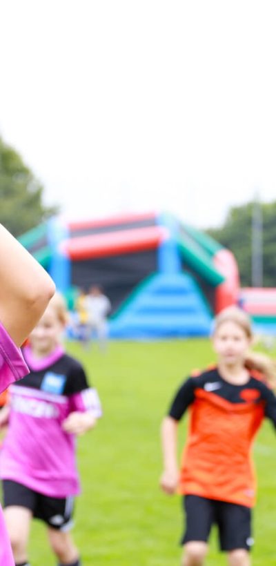 Internationale_Fussballturniere_Mädchen_Einwurf Internationale Fußballturniere für Juniorinnen, Einwurf