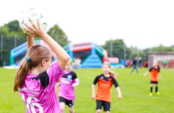 Internationale_Fussballturniere_Mädchen_Einwurf Internationale Fußballturniere für Juniorinnen, Einwurf