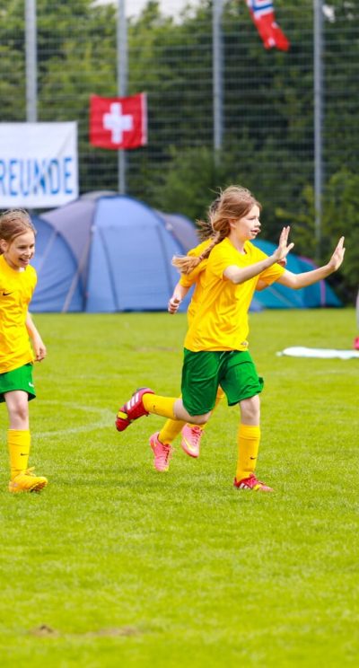 Tornei internazionali di calcio per ragazze junior, che festeggiano dopo aver segnato un gol