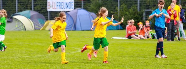 Tournois internationaux de football pour jeunes filles, célébrant après avoir marqué un but.