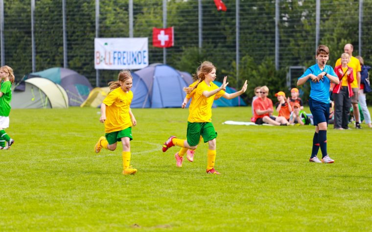 Tornei internazionali di calcio per ragazze junior, che festeggiano dopo aver segnato un gol