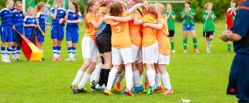 Internationale voetbaltoernooien voor jonge meisjes, juichende meisjes