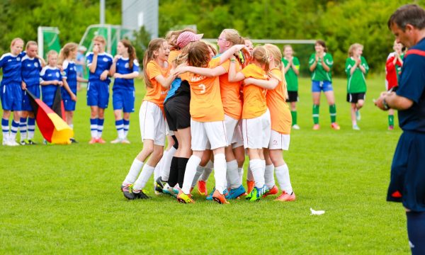 Internationale voetbaltoernooien voor jonge meisjes, juichende meisjes