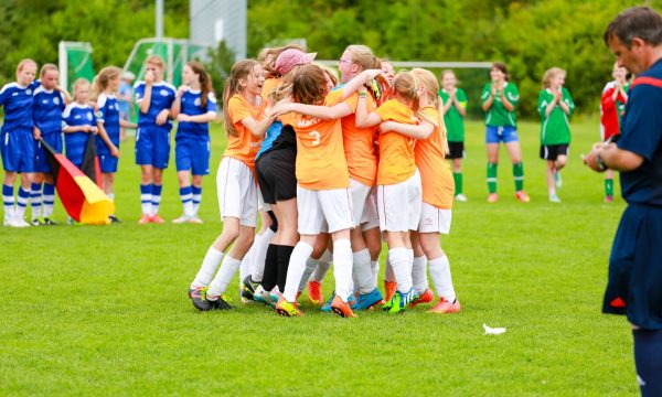 Internationale Fußballturniere für Juniorinnen, jubelnde Mädchen