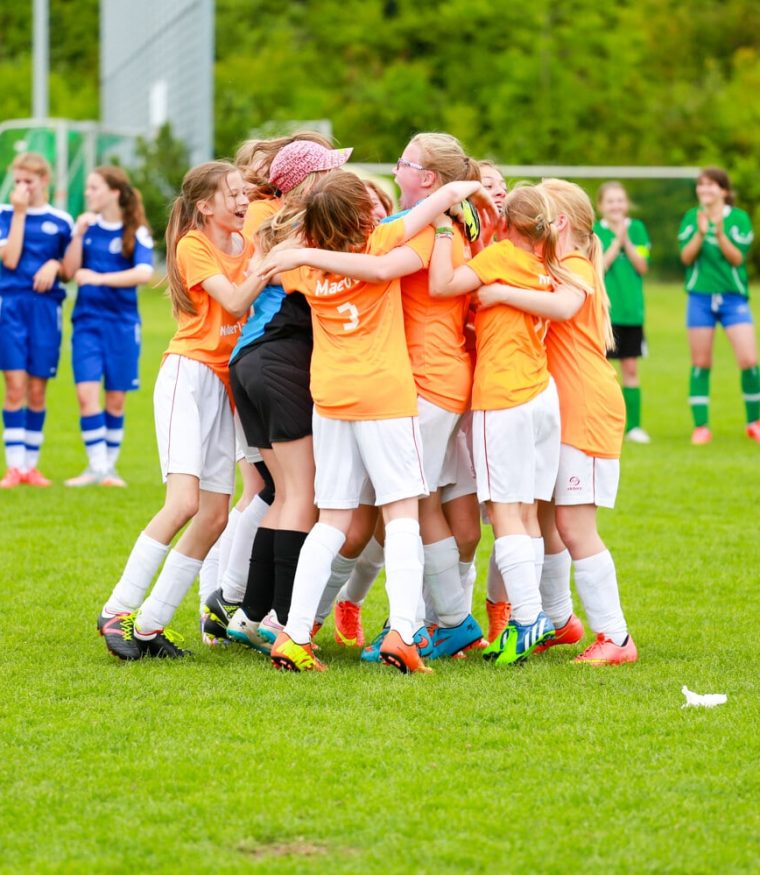Internationale voetbaltoernooien voor jonge meisjes, juichende meisjes