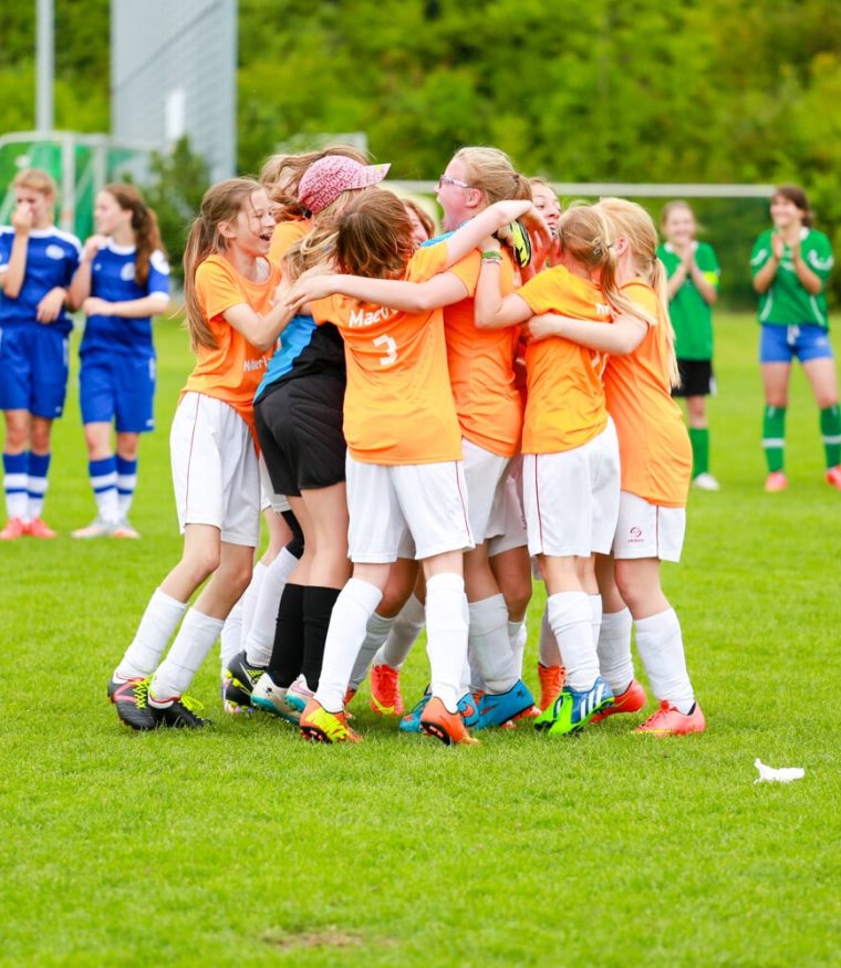 Internationale_voetbal_toernooien_meisjes_cirkel_van_jubel Internationale voetbaltoernooien voor jonge meisjes, juichende meisjes
