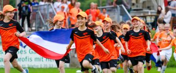 Internationale Fußballturniere für Juniorinnen, Einlaufen bei der Eröffnungsfeier